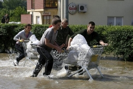 Přeprava pytlů s pískem ve Vroclavi.